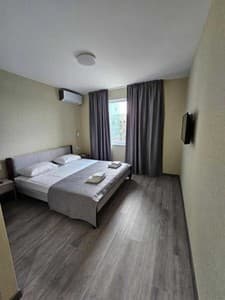 Готелі . Готель Стандарт двомісний з ліжком розміру king-size. 