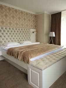 Готелі . Готель Покращений двомісний великий (корпус Колиба). 