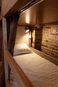 Отели . Гостиница Место в женском 6-местном номере нижнее. 