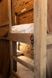 Отели . Гостиница Место в общем 6-местном номере нижнее. 