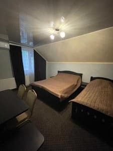 Готелі . Готель Стандарт тримісний з балконом. 