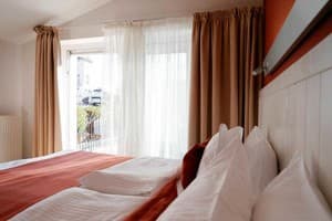 Отели . Гостиница Полулюкс двухместный с видом на город. 