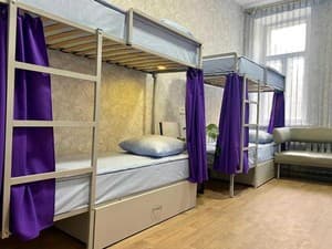 Готелі . Готель Місце у чоловічому 8-місному номері . 