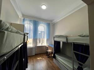 Готелі . Готель Місце у чоловічому 4-місному номері . 