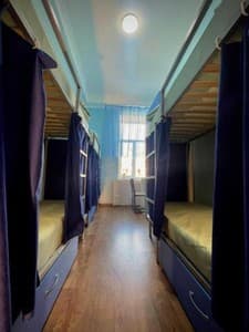 Готелі . Готель Місце у чоловічому 6-місному номері . 