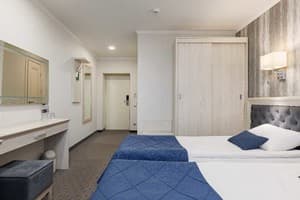 Отели . Гостиница Стандарт двухместный з двома ліжкам та балконом. 