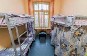 Готелі . Готель Місце у чоловічому 8-місному номері . 