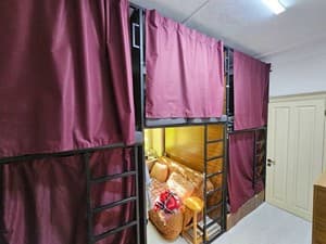 Отели . Гостиница Место в мужском 8-местном номере . 