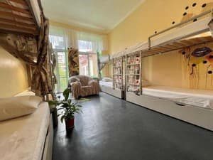 Готелі . Готель Місце у чоловічому 8-місному номері . 