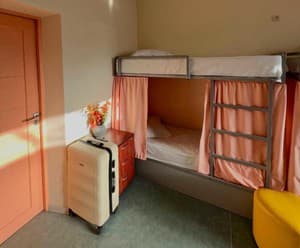 Готелі . Готель Місце у жіночому 8-місному номері . 