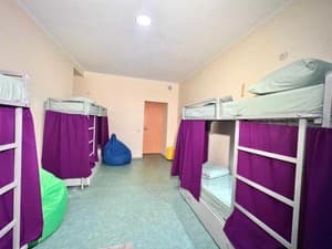 Готелі . Готель Місце у чоловічому 8-місному номері . 