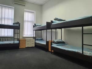 Готелі . Готель Місце у чоловічому 8-місному номері . 