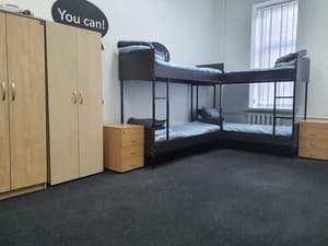 Готелі . Готель Місце у чоловічому 10-місному номері . 