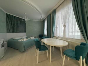 Готелі . Готель Покращений двомісний ВІП з диваном. 