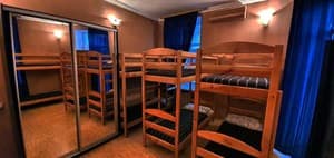 Готелі . Готель Місце у жіночому 8-місному номері . 