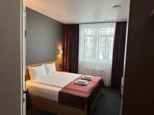 Готелі . Готель Стандарт двомісний з двоспальним ліжком. 