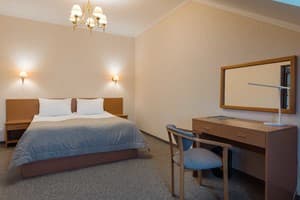 Отели . Гостиница Люкс двухместный двухкомнатный (мансардного типа). 