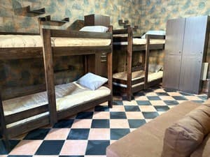 Готелі . Готель Місце у загальному 10-місному номері . 