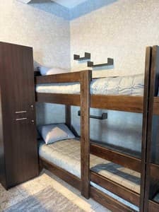 Готелі . Готель Місце у чоловічому 8-місному номері . 