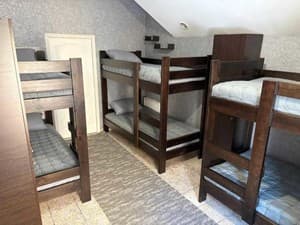 Готелі . Готель Місце у чоловічому 6-місному номері . 