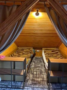 Готелі . Готель Місце у загальному 8-місному номері . 