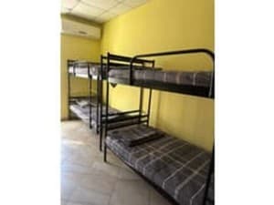 Отели . Гостиница Место в общем 8-местном номере нижнее. 