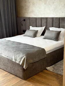 Готелі . Готель Стандарт двомісний з ліжком розміру «king-size» та балконом. 