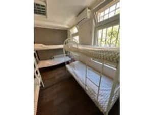 Отели . Гостиница Место в женском 4-местном номере Room 1. 