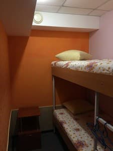 Готелі . Готель Місце у загальному двомісному номері . 