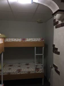 Готелі . Готель Місце у загальному 4-місному номері . 