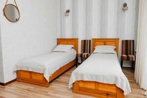 Готелі . Готель Люкс двомісний з балконом і окремими ліжками. 
