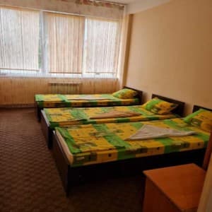 Готелі . Готель Місце у загальному тримісному номері . 
