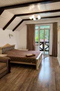 Готелі . Готель Котедж 14-місний Ski House у Славську . 