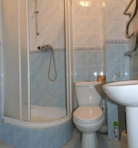 Отели . Гостиница Стандарт двухместный двухкомнатный с двуспальной кроватью. 